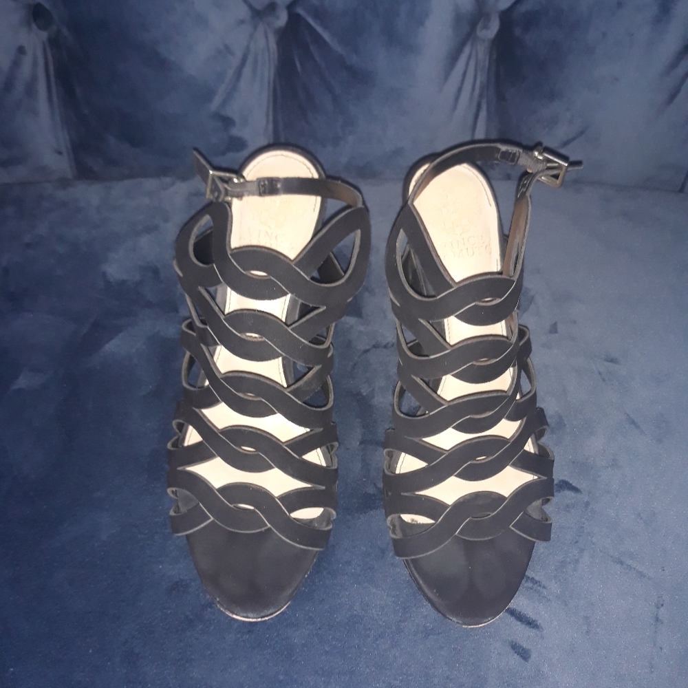 VINCE CAMUTO BLACK SUEDE SANDAL. SIZE 8.